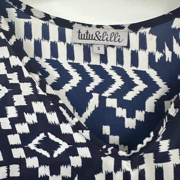 Tutu & Lilli Navy Geometric Print Blouse Lightweight Kimono Top - Picture 3 of 7